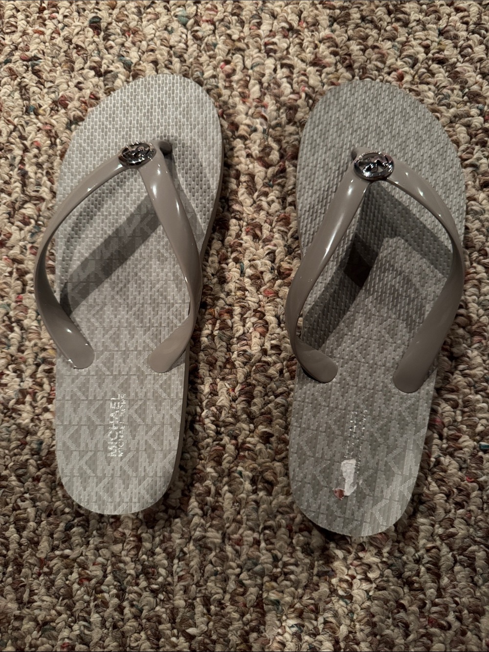 BNWT Michael Kors Taupe Logo Flip Flop Sandals size 8 Women’s